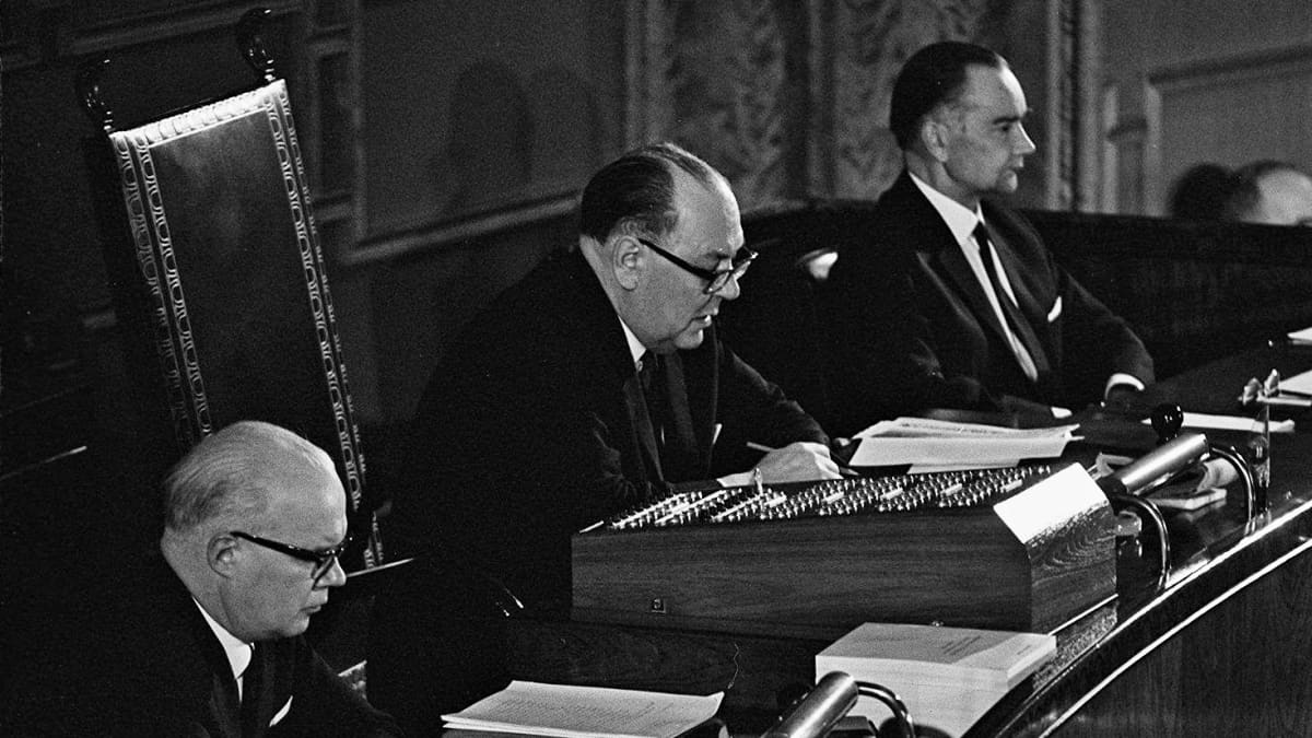 Eduskunnan sihteeri Olavi Salervo ja puhemies Karl-August Fagerholm eduskunnan istunnossa 1960-luvulla.