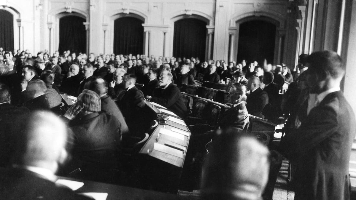 Ensimmäisten yksikamaristen valtiopäivien avajaisistunto 25.5.1907.