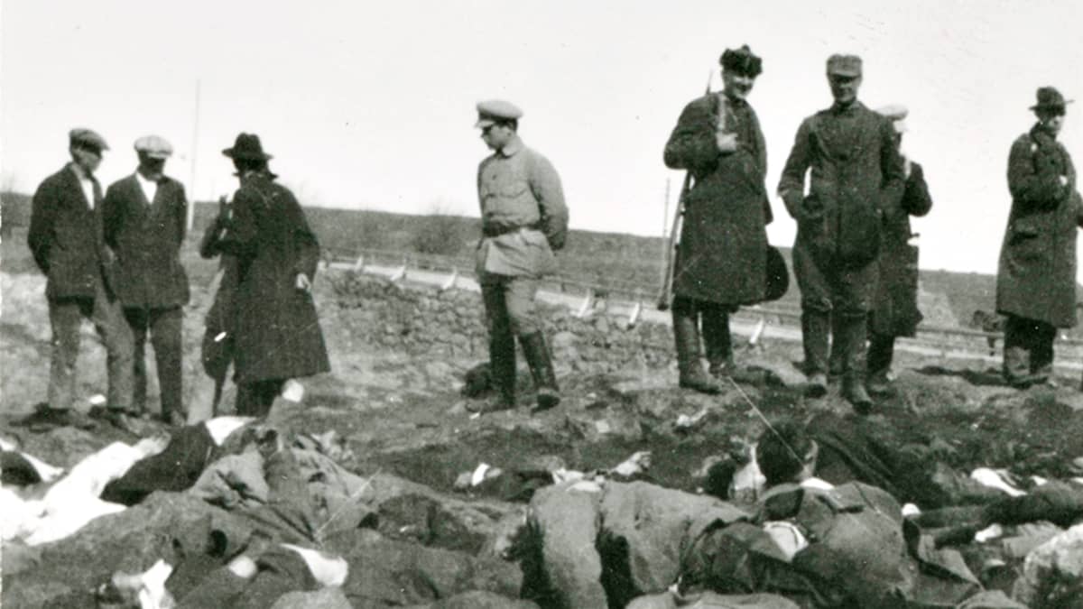 Suomen sisällissodan teloittajat poseeraavat ruumiiden äärellä – Julma maa  -dokumentin kuvat näyttävät sodan raa'an todellisuuden