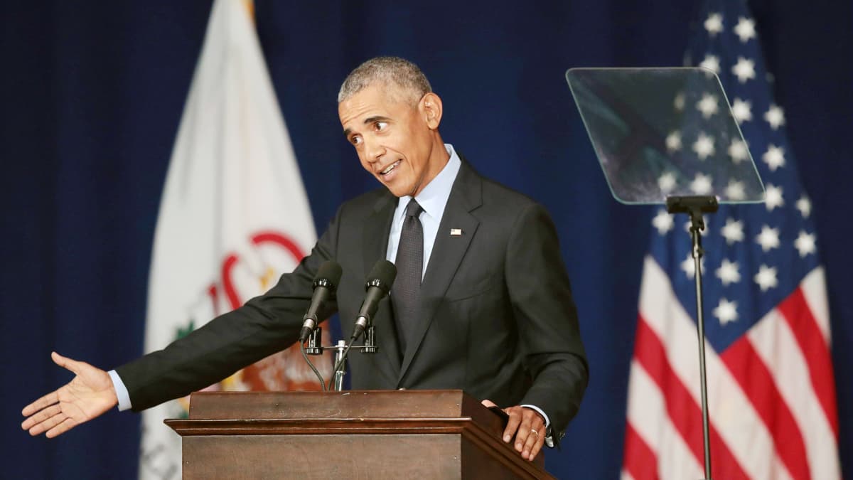 Barack Obama puhuu Illinois'n yliopiston opiskelijoille.
