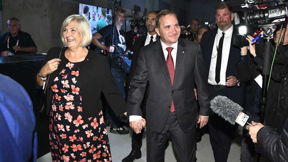 Ulla ja Stefan Löfven saapuivat Sosiaalidemokraattien vaalivalvojaisiin Tukholmassa.