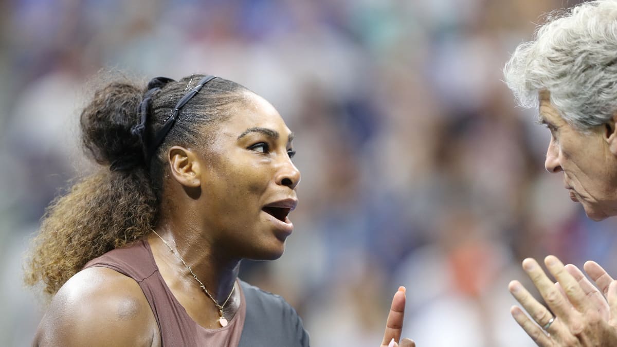 Serena Williams keskustelee tuomarin kanssa sormi pystyssä.