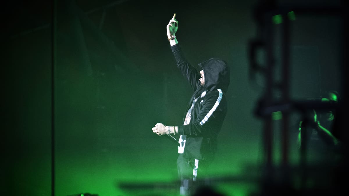 Eminem esiintyy.