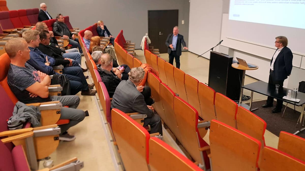Länsi-Suomen Kuljetusyrittäjät järjesti Turussa keskiviikkoiltana keskustelutilaisuuden, johon oli kutsuttu kaikki jätehuoltolautakunnan jäsenet, varajäsenet ja viranhaltijat.