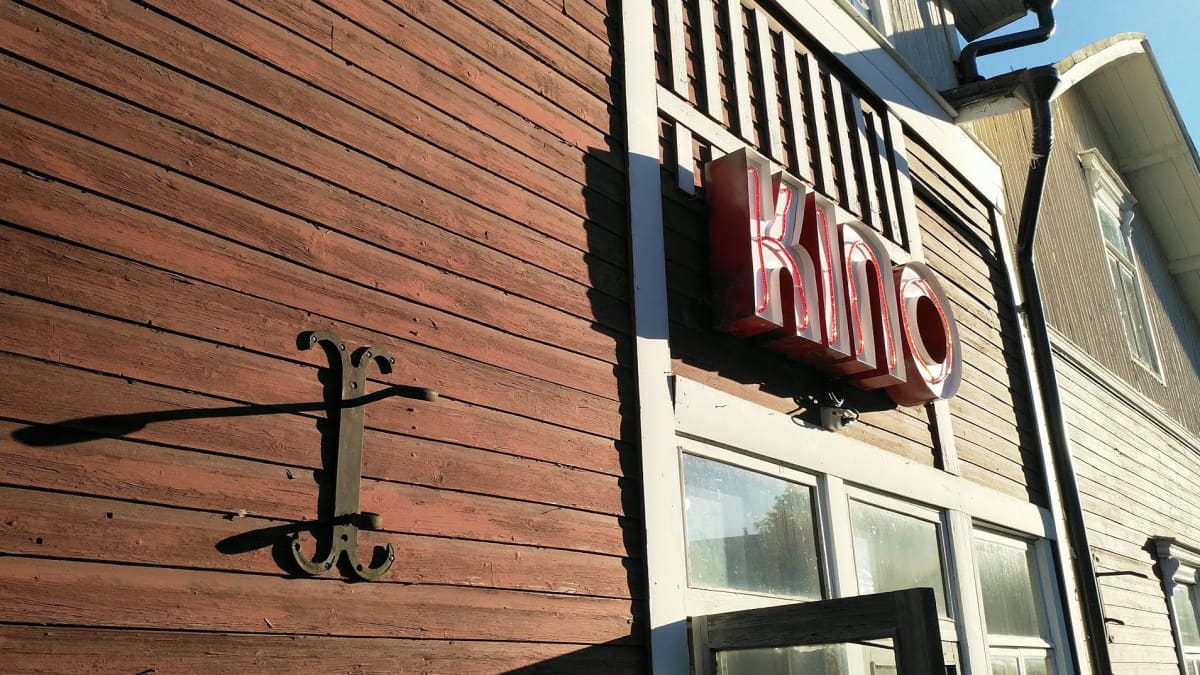 Työväentalon oven päälle on nostettu Kino-kyltti.