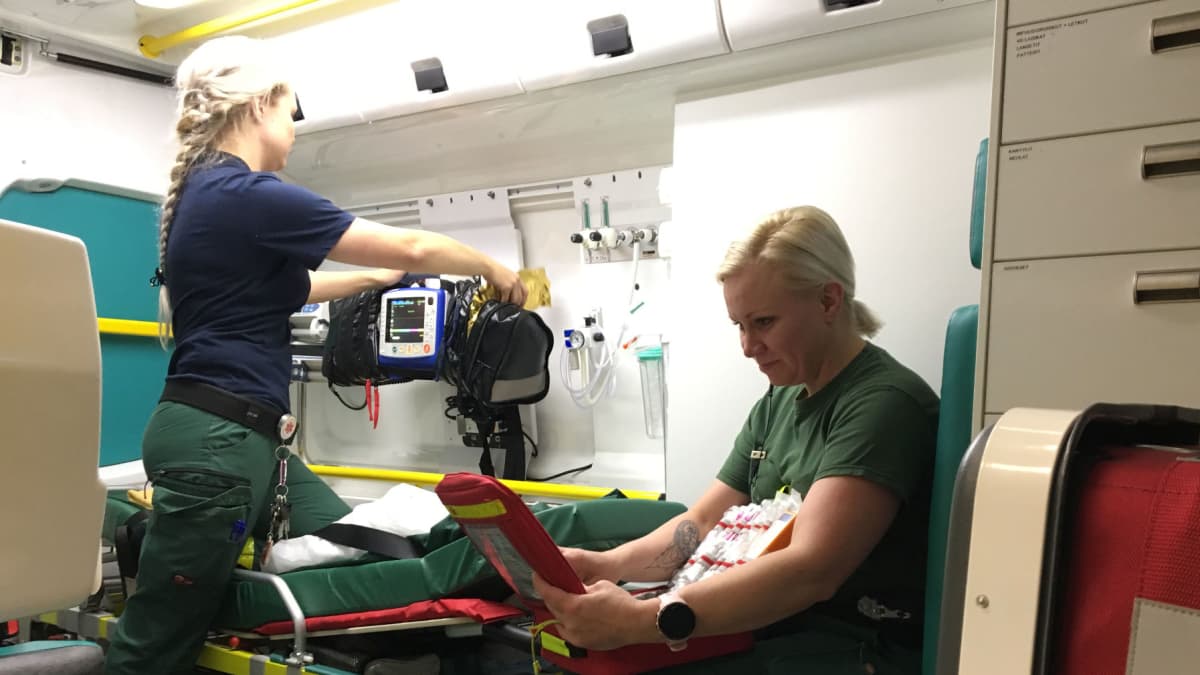 Ensihoitajat Heini Alapiha ja Minna Potgieter tarkistavat ambulanssin ja välineistön kunnon ennen kuin aamun ensimmäinen hälytys tulee.