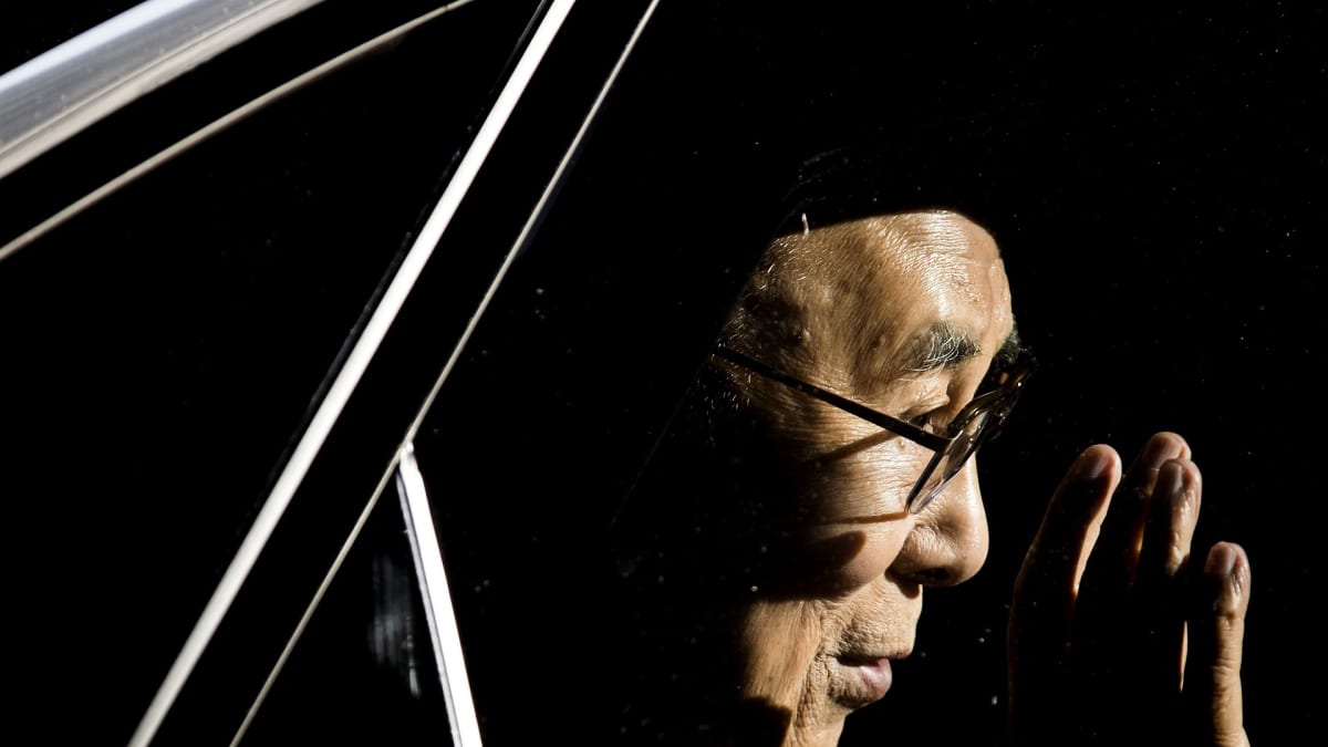 Tiibetin hengellinen johtaja Dalai Lama vilkuttaa autosta Hollannissa.