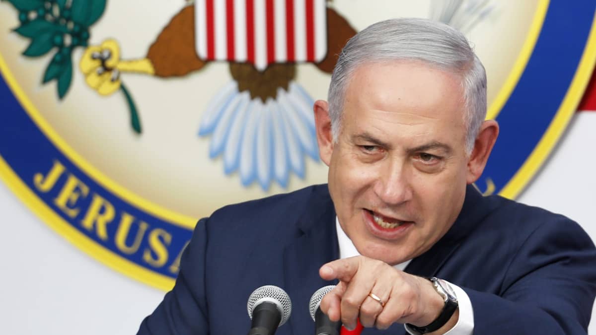 Benjamin Netanjahu puhujakorokkeella.