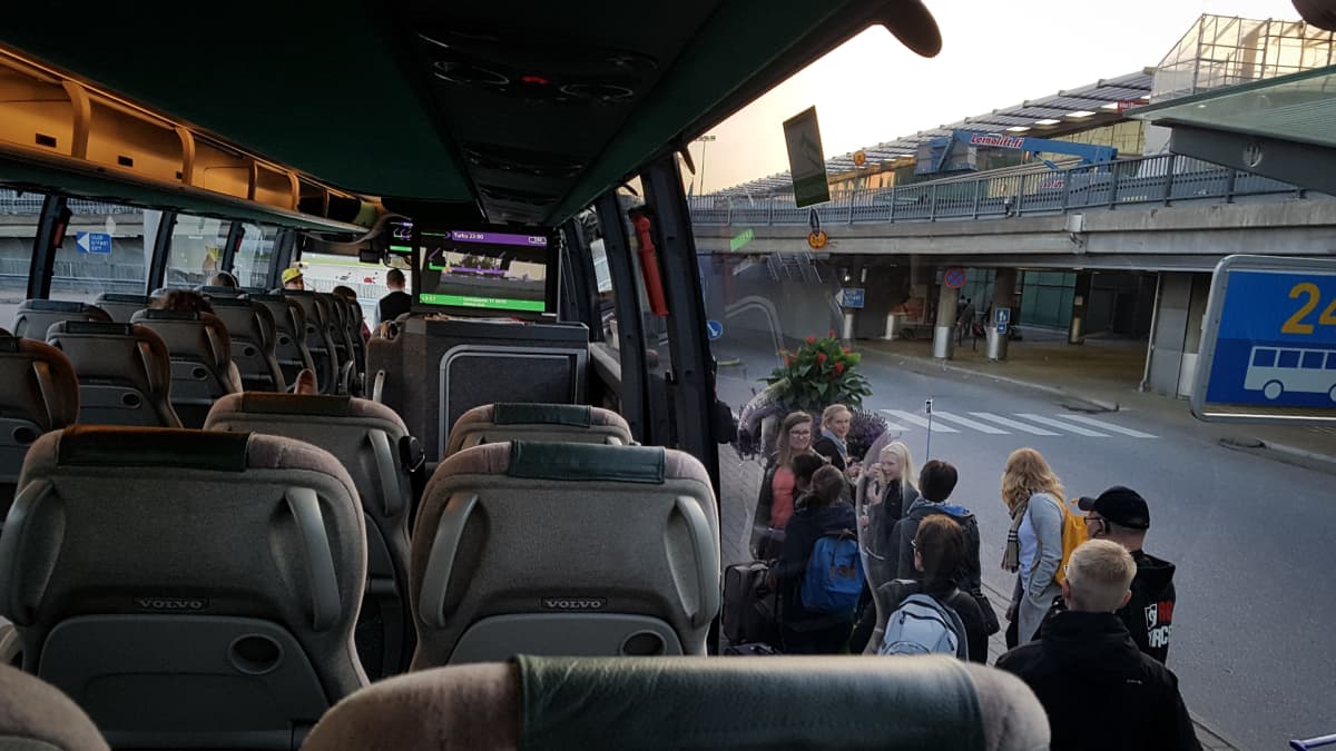 Pikavuoroliikenteen bussi Helsinki-Vantaalla