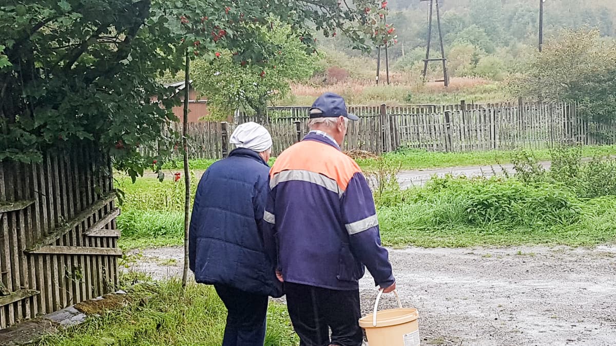 Valentina Raekovskaja ja Boris Vanin hakevat vettä kaivosta
