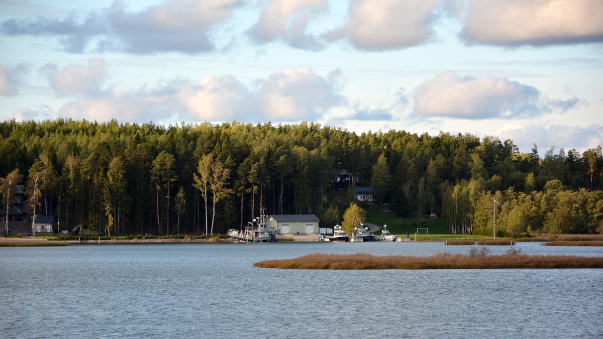 Airiston Helmen Villa Ybbersnäs nähtynä vastarannalta Paraisilla 23. syyskuuta.