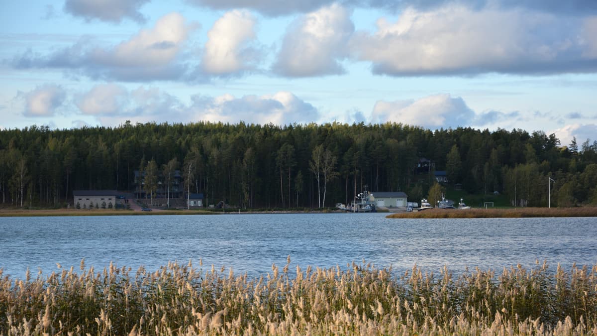 Airiston Helmen Villa Ybbersnäs nähtynä vastarannalta Paraisilla 23. syyskuuta.
