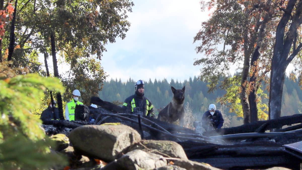 Poliisi tutkii palaneen kirkon raunioita.