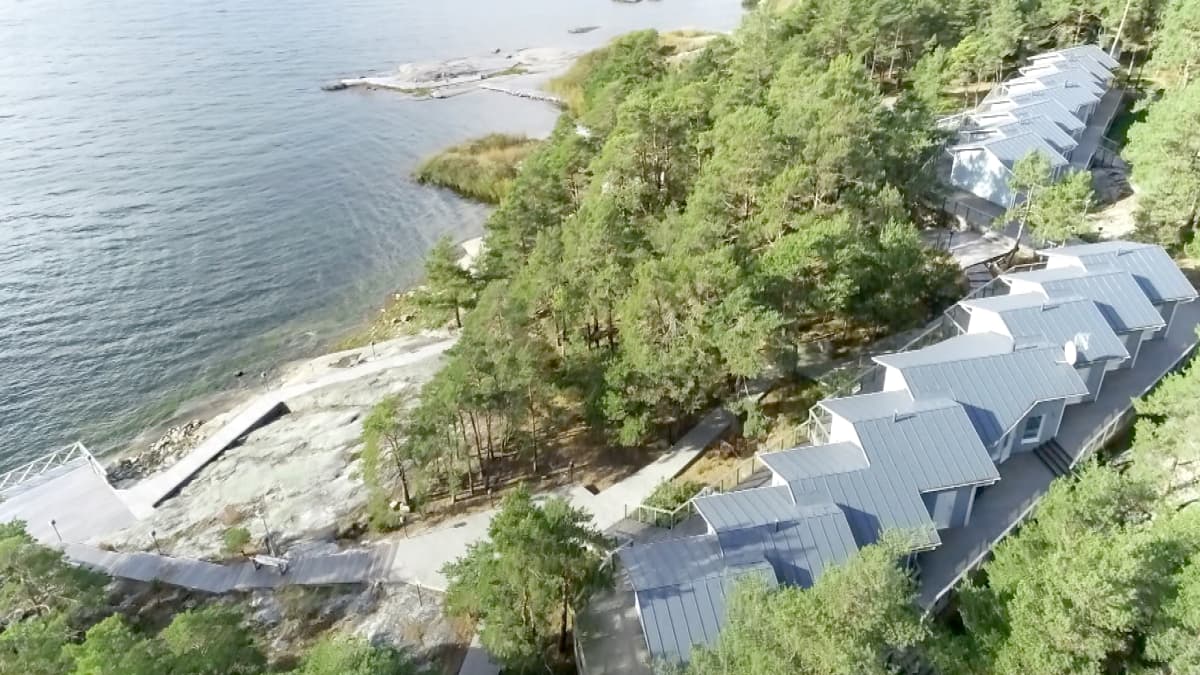 Säkkiluodon saarella oleva rivitalo.