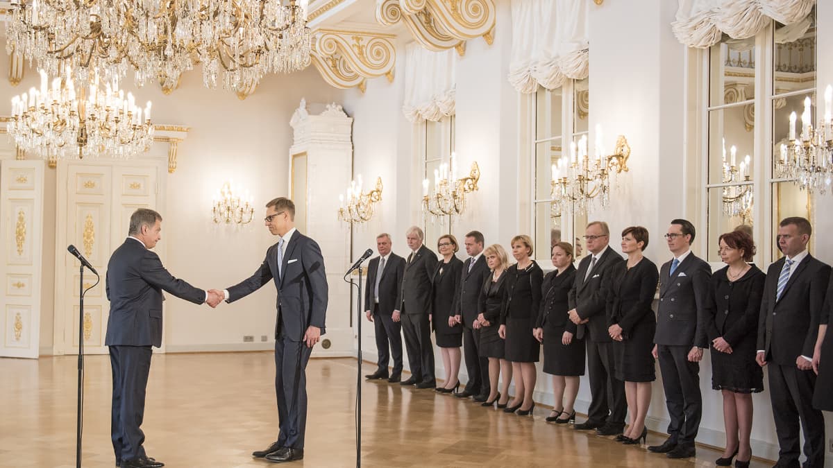Alexander Stubbin hallitus eroaa Juha Sipilän hallituksen astuessa tilalle 29. toukokuuta 2015. Sauli Niinistö ja Alexander Stubb kättelevät.