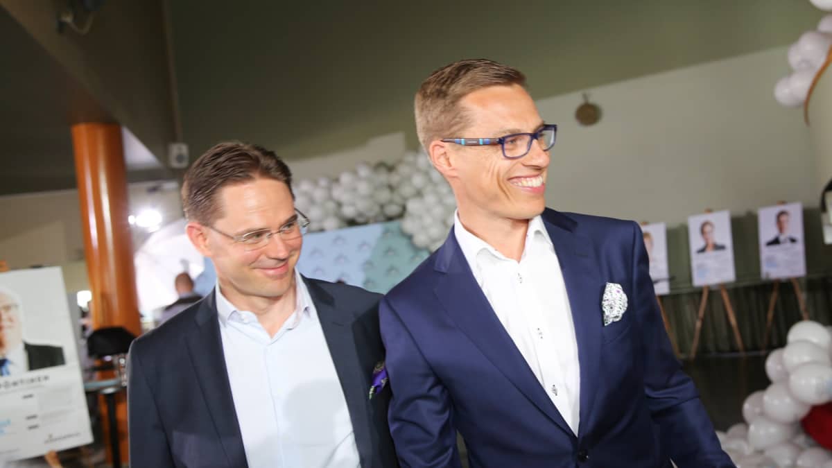 Jyrki Katainen ja Alexander Stubb 2014 Kokoomuksen europarlamenttivaalien vaalivalvojaisissa.