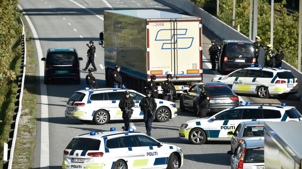 Tanskan poliisin jättioperaatio pysäytti eilen liikenteen Själlandin saarella.