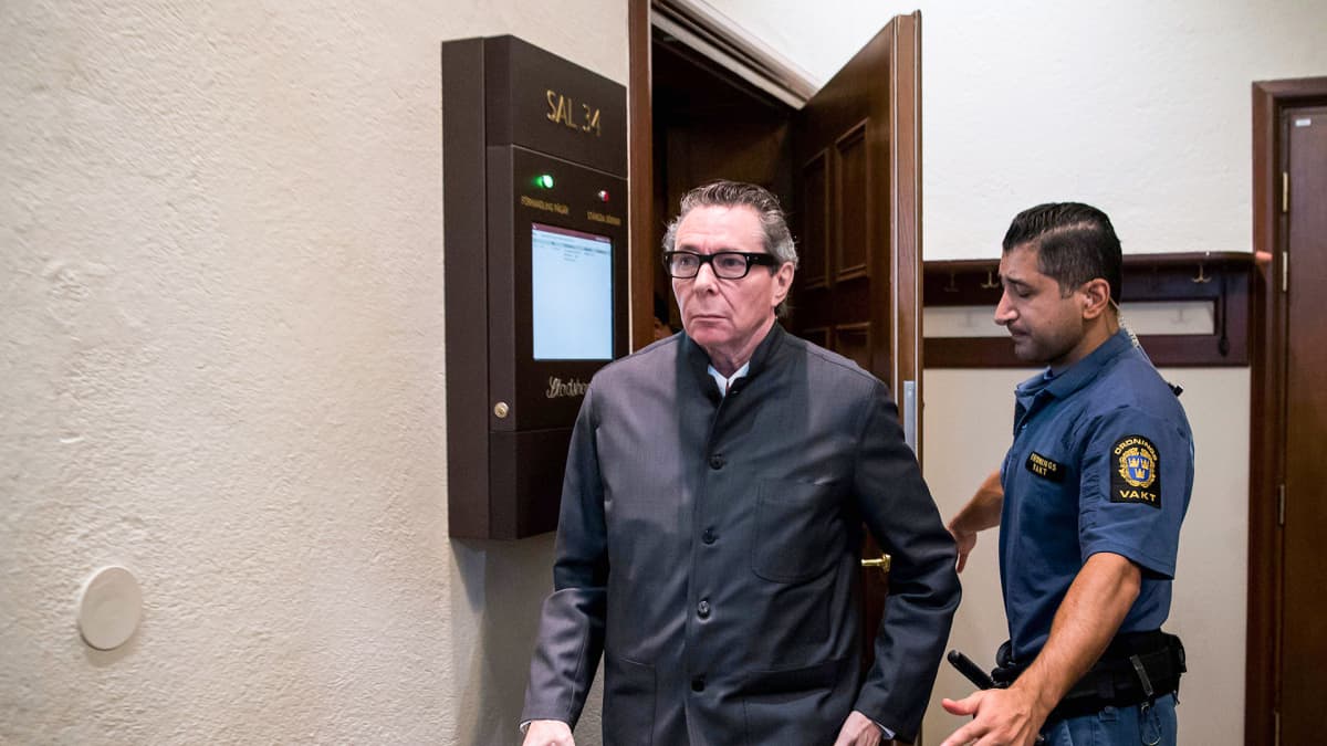 Jean-Claude Arnault poistumassa oikeussalista 24. syyskuuta.