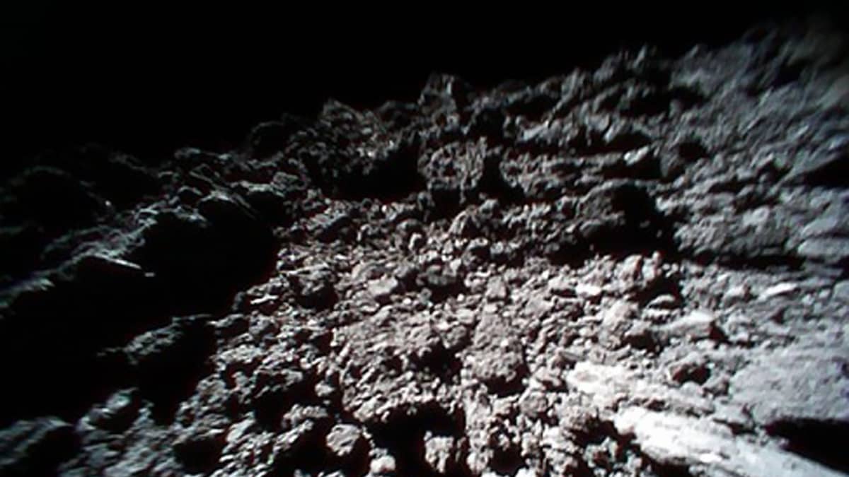 Ryugu asteroidin pintaa.