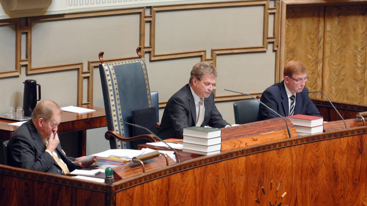 Eduskunnan pääsihteeri Seppo Tiitinen, eduskunnan puhemies Sauli Niinistö ja eduskunnan lainsäädäntöjohtaja Keijo Koivukangas eduskunnan täysistunnossa 9. syyskuuta 2008.