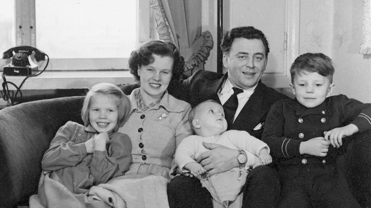 Irene ja Olavi Virta sekä lapset Ilse, Harriet ja Pauli Pääskylänkadulla 1951.