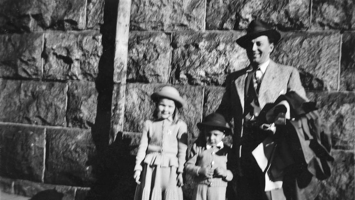 .Ilse, Pauli ja Olavi Virta Helsingin Sörnäisissä 1949. Hammarin mukaan elämä Pääskylänkadulla oli onnellista.