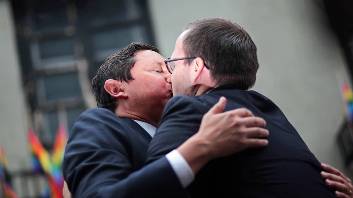 Juuri vihitty miespari suutelee.