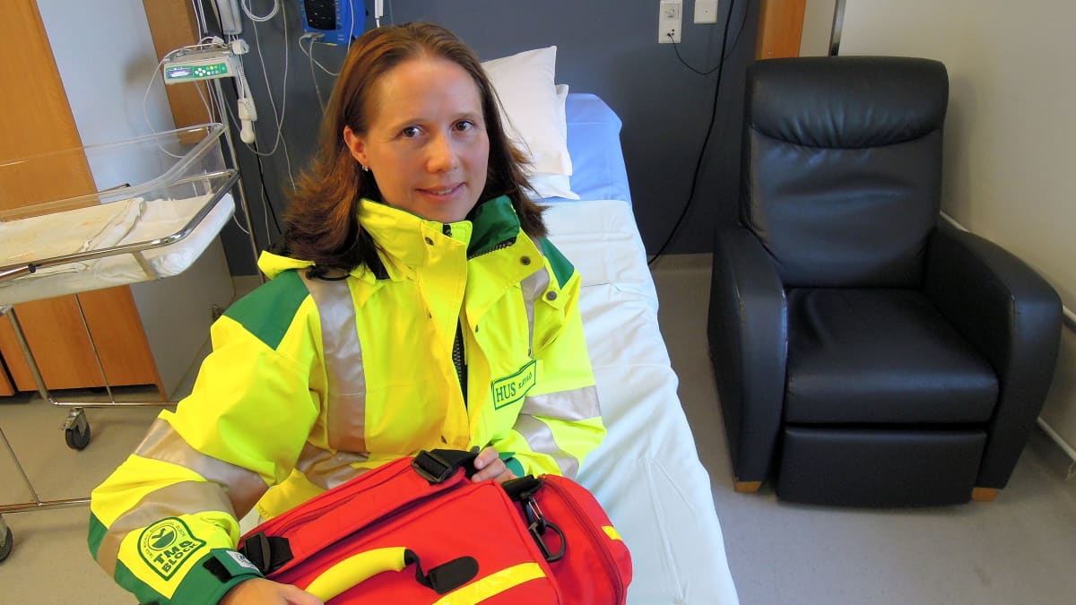 Paula Malinen lähtövalmiudessa tien päälle Lohjan sairaalan synntysosaston salissa numero 3.