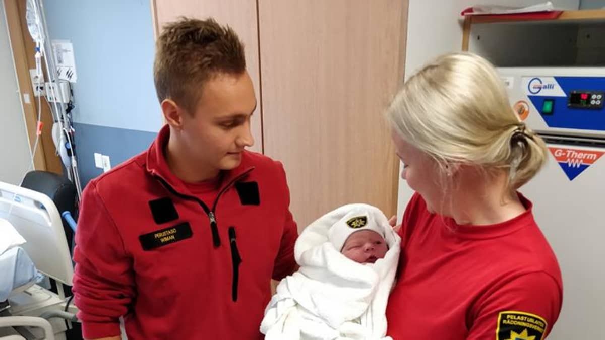 Länsi-Uudenmaan pelastuslaitoksen ensihoitajat avustivat synnyttävää äitiä ilman kätilön apua Lohjalla 19.9.2018.