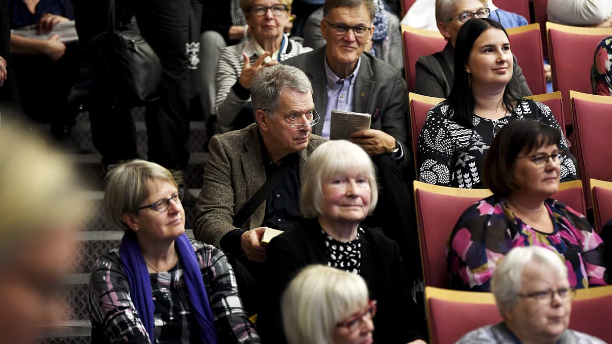 Tasavallan presidentti Sauli Niinistö seurasi Messukeskuksen auditorion portailla istuen keskustelua.