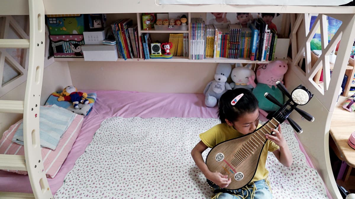 8-vuotias Qiqi soittaa harvinaista perinnesoitinta liuqinia. Hänen äitinsä toivoo, että se auttaa häntä pääsemään hyvään kouluun.