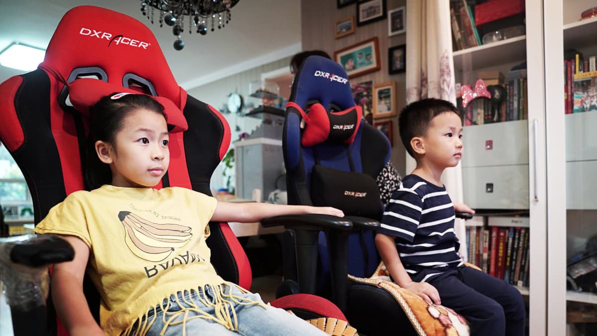 Qiqi ja Xiangxiang katsovat ruokaa odotteassa televisiosta lastenohjelmia. Äiti uskoo, että sisarukset voivat oppia toisiltaan paljon.