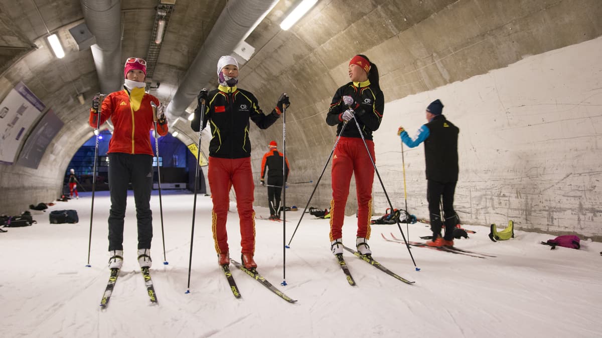 Kiinalaishiihtäjät valmistautumassa tämän talven nuorten MM-hiihtoihin.