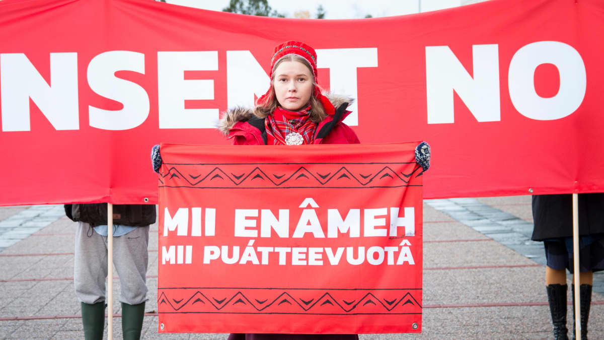 Kongressipaikan pihalla osoitettiin mieltä Jäämeren rataa vastaan.