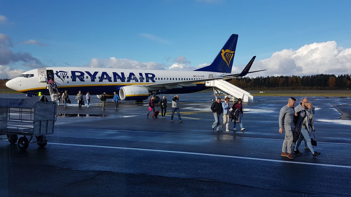 Matkustajia poistuu Ryanairin lentokoneesta Lappeenrannan lentokentällä 10. lokakuuta 2018.