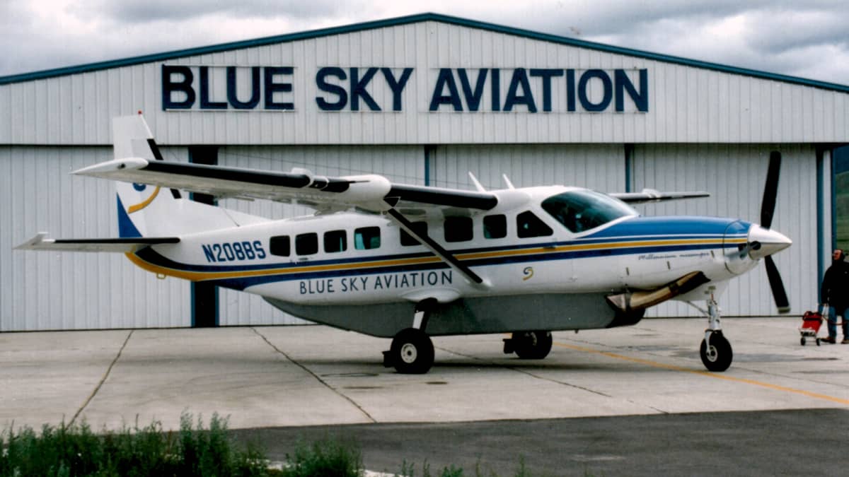 Cessna 208 Grand Caravan pienkone lentokentällä