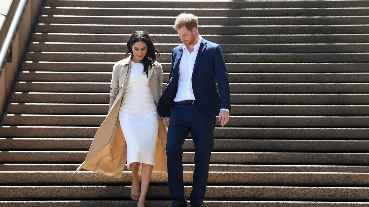 Britannian prinssi, Sussexin herttua Harry ja hänen vaimonsa, Sussexin hertuatar Meghan laskeutuvat Sydneyn oopperatalon portaita.