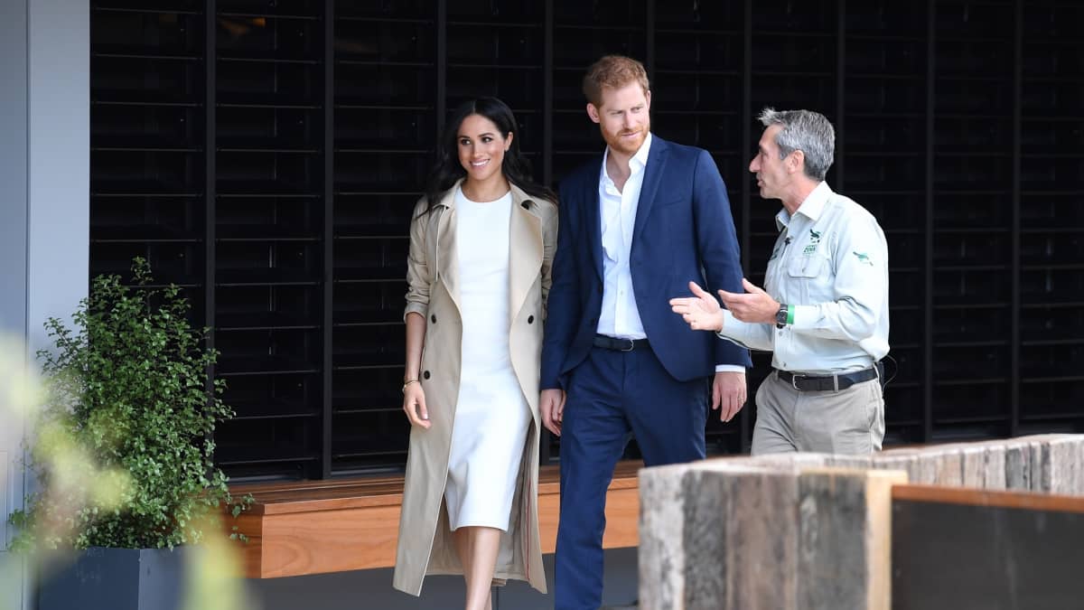 Prinssi Harry ja hänen puolisonsa Meghan Tarongan eläintarhan johtajan Cameron Kerrin kanssa Sydneyssä.