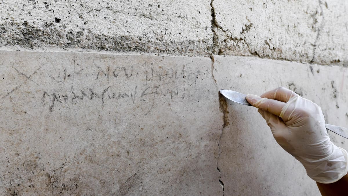 Hiilellä kirjoitettu päivämäärä Pompeijissa