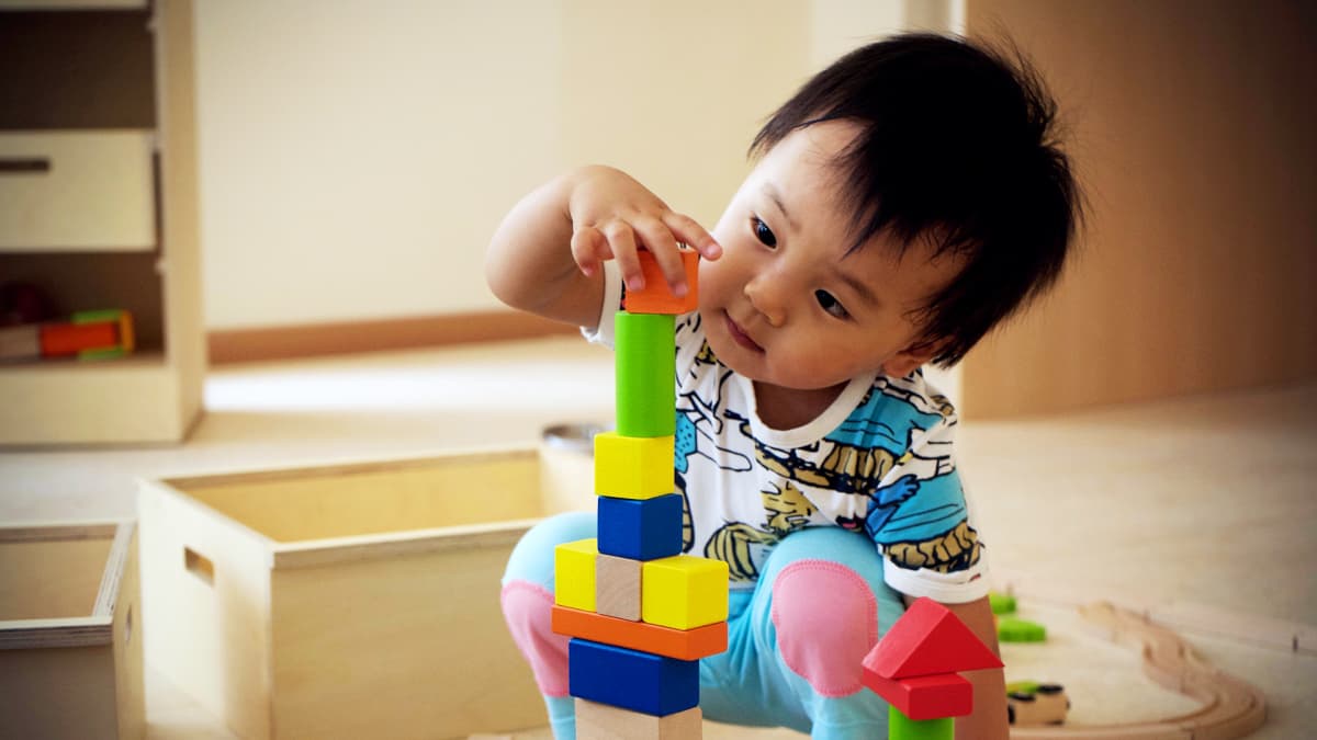 Vuoden ja 10 kuukauden ikäinen Zilin Liu osaa rakentaa hienon palikkatornin.