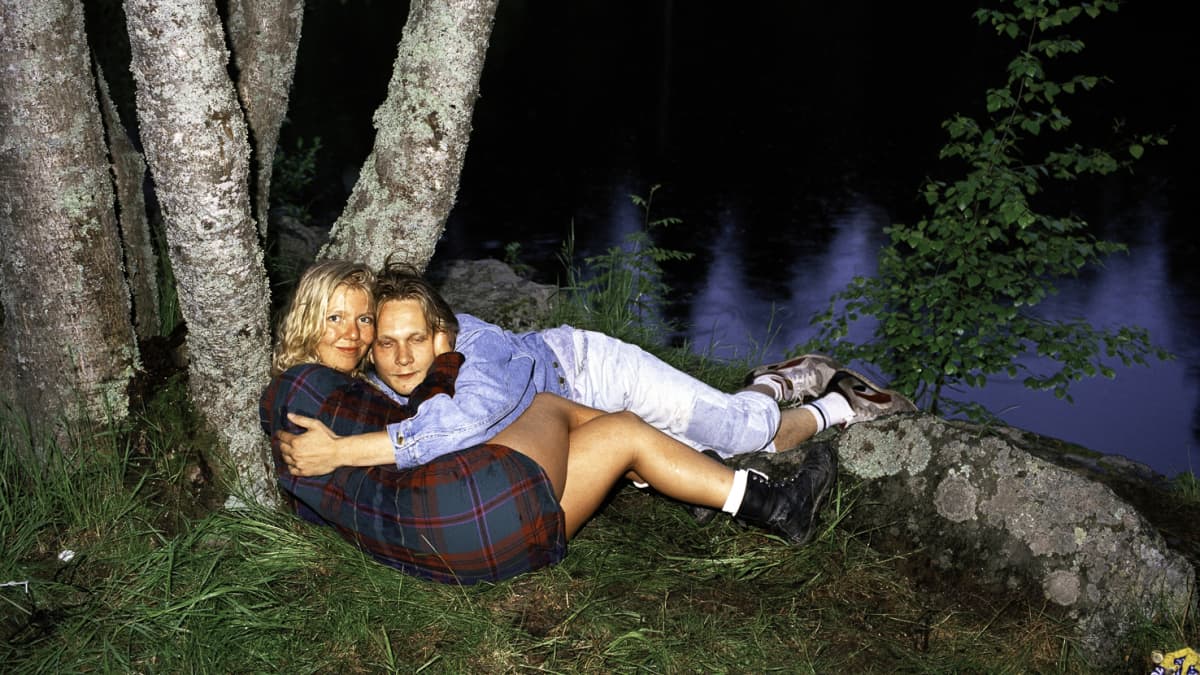 Pari leppien alla, 1996. Jouko Lehtolan sarjasta Nuoret sankarit.