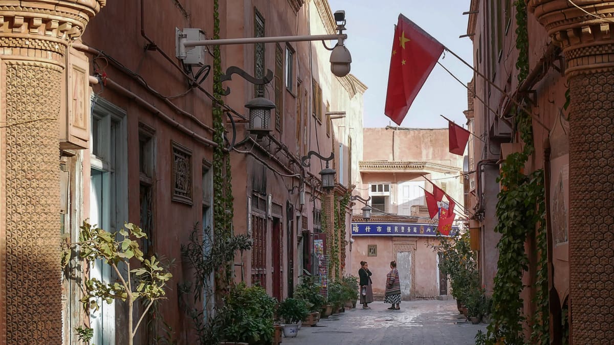 katu, jonka varrella olevissa taloissa on Kiinan lippuja