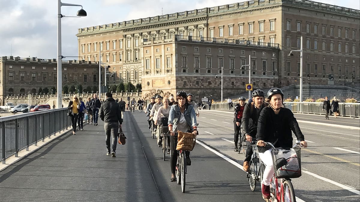 Pyöräilyä Tukholman keskustassa