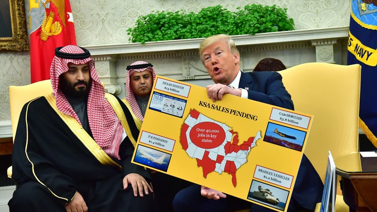 Trump puhuu pitäen kädessään isoa kaaviokuvaa. Saudiprinssi Mohammed bin Salman kuuntelee vakavana.