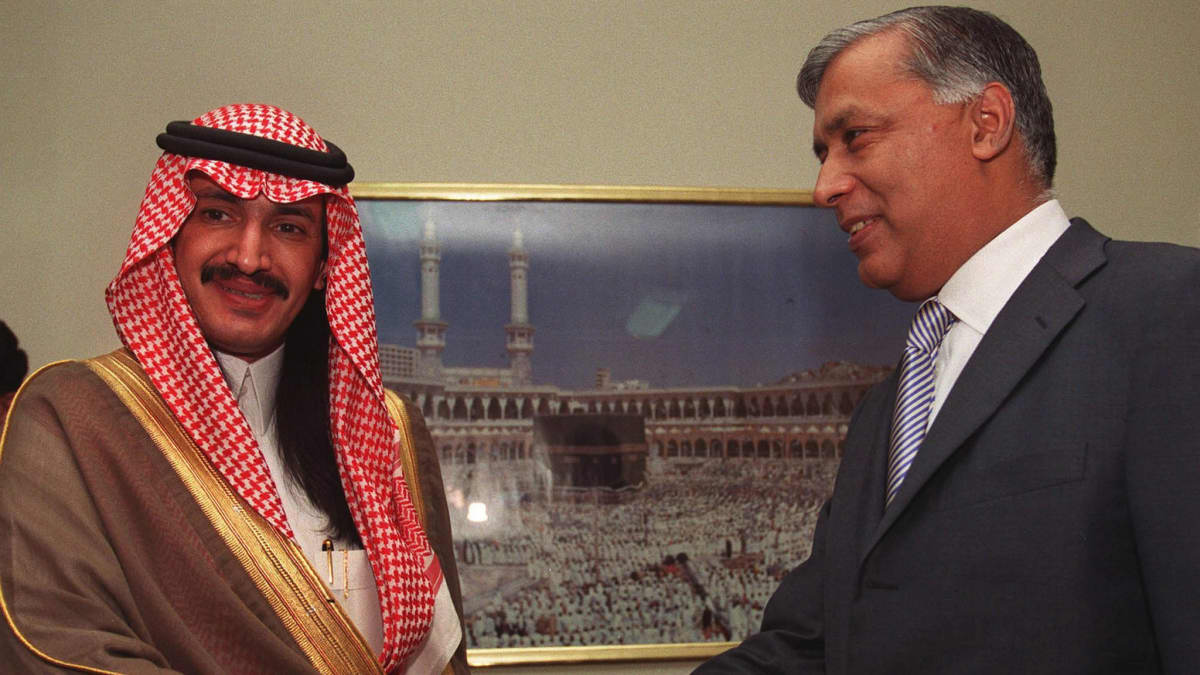 Turki bin Bandar al Saud ja Pakistanin valtiovarainministeri Shaukat Aziz Islamabadissa vuonna 2003.