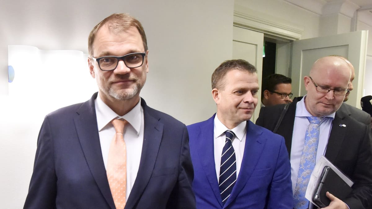 pääministeri Juha Sipilä, valtiovarainministeri Petteri Orpo ja työministeri Jari Lindström saapuvat tiedotustilaisuuteen pääministerin virka-asunnolla Kesärannassa Helsingissä 25. lokakuuta