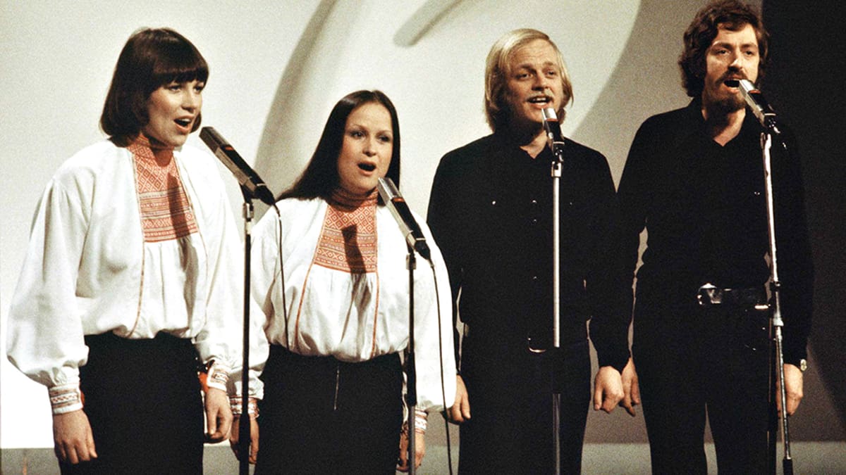 Agit Prop -kvartetti esiintymässä Eurovision laulukilpailujen kotimaisessa karsinnassa vuonna 1975. Vasemmalta oikealle Mona Kamu, Sinikka Sokka, Pekka Aarnio ja Martti Launis.