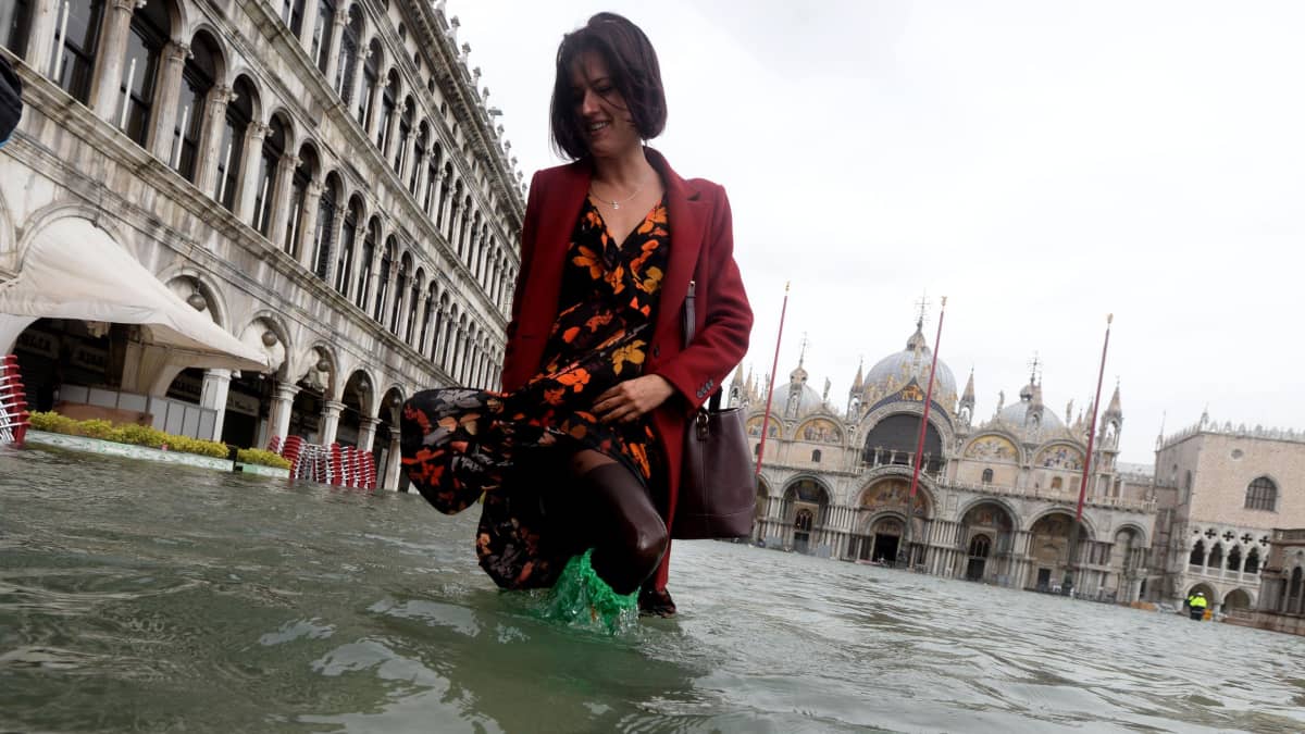 Turisti kahlasi tulvivassa Venetsiassa 29. lokakuuta 2018.
