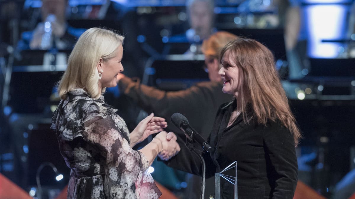 Norjan kruununprinsessa Mette-Marit luovuttaa Pohjoismaiden neuvoston kirjallisuuspalkinnon 2018 kirjailija Ava Olafsdottirille Oslon oopperatalossa.