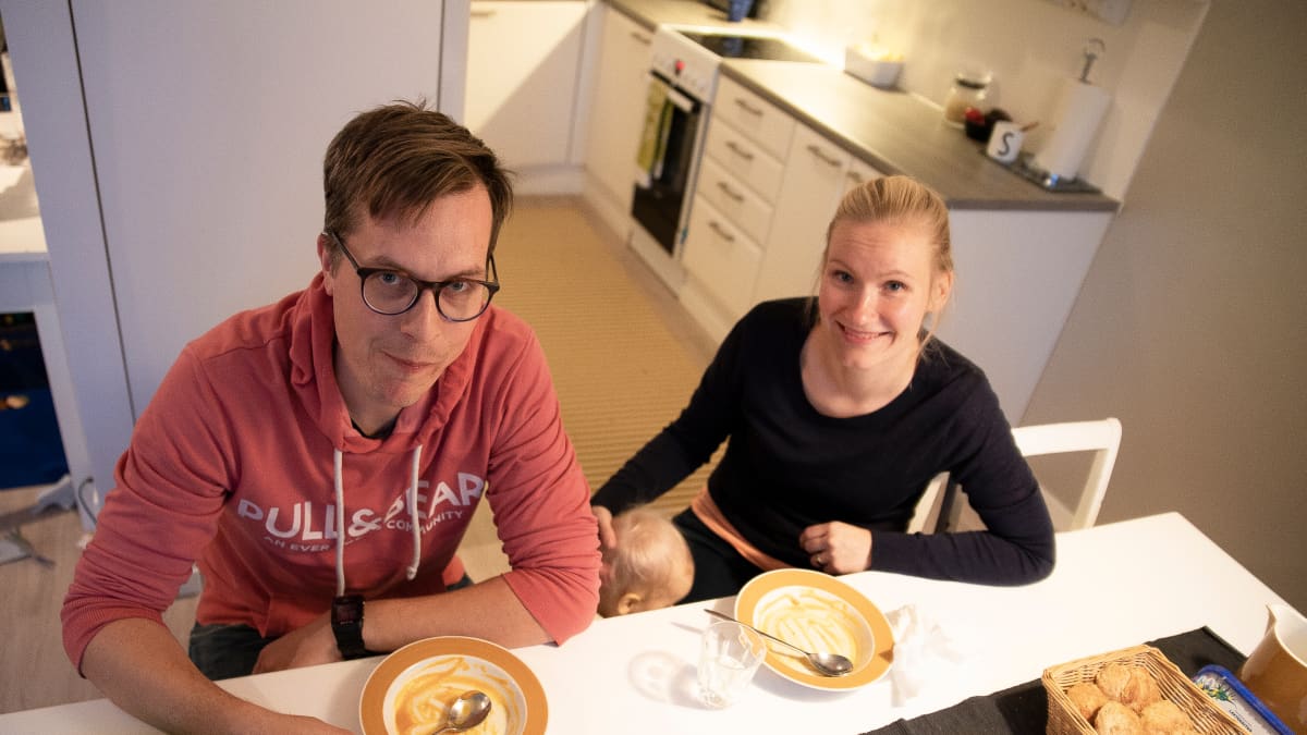 Antti ja Heini Lehtokannas kotonaan ruokapöydän ääressä.